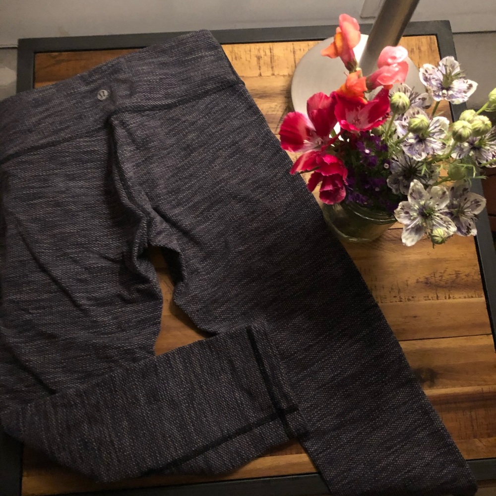 🌿 SALE Lululemon Crop Workout Pants Size 4 - Picture 2 of 3